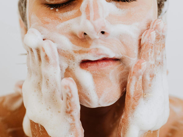 Quantas vezes devo lavar o rosto por dia?