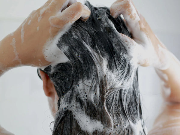 Skincare para couro cabeludo: o que é e como fazer?