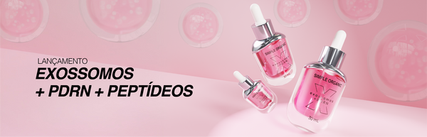Simple Organic: Categoria Exossomos + PDRN + Peptídeos - Exossomos, PDRN e Peptídeos: a regeneração celular a favor da sua pele
A Simple eleva o padrão do skincare com esta tríade de ativos biomiméticos. Exossomos, PDRN e Peptídeos representam o que há de mais avançado em regeneração cutânea, agindo na fonte da vitalidade: a comunicação celular. 
Esta não é uma simples fórmula well-aging, mas um tratamento de alta performance que entrega instruções precisas para que a sua pele se repare, se fortaleça e produza seus próprios componentes essenciais com máxima eficiência. É a ciência da longevidade agindo profundamente no seu rosto.
PDRN: a inovação no DNA vegano do arroz 
Um dos maiores diferenciais da nossa fórmula é a fonte do PDRN. Diferentemente das versões sintéticas ou de origem animal (que historicamente derivam do DNA de salmão), o nosso ativo é 100% vegano, extraído do DNA do arroz.
Esta escolha biotecnológica e sustentável garante a máxima eficácia na regeneração e cicatrização da pele, ao mesmo tempo em que reflete a essência clean beauty da Simple Organic. O PDRN vegano atua como um biomodulador, acelerando a produção de fibroblastos e a síntese de colágeno. Seu uso regular na Solução Exossomos + PDRN + Peptídeos resulta na reparação de peles expostas a fatores de estresse e fotoenvelhecimento.
Exossomos da Centella Asiática: o segredo da skincare coreana
Para potencializar a comunicação celular e a absorção do PDRN, incorporamos os Exossomos da Centella Asiática. Esta tecnologia é um dos pilares da moderna skincare coreana, reconhecida mundialmente por levar ativos a um novo nível de performance e reparação.
Os exossomos funcionam como mensageiros, transportando a informação e os ativos diretamente para o interior das células. Na prática, eles garantem que a nossa solução atue de forma mais inteligente e profunda, resultando em:

Entrega precisa: maximizam a penetração e o aproveitamento do PDRN nas camadas mais internas.

Ação calmante: reforçam as propriedades anti-inflamatórias da Centella, acalmando peles sensíveis ou irritadas.

Super reparo: impulsionam o processo de cicatrização e regeneração celular.

 
Peptídeos: os pilares da sustentação e firmeza
Os Peptídeos, parte essencial deste complexo, são os responsáveis por dar o "recheio" e a estrutura que a pele naturalmente perde com o tempo. Eles atuam como micro-sinais, estimulando o fibroblasto, a célula produtora de colágeno, a voltar a trabalhar ativamente, aumentando a densidade e a elasticidade.
O resultado não é apenas superficial, mas sim uma melhora na qualidade estrutural da derme. A ação combinada com o PDRN e os Exossomos garante um efeito lifting progressivo, suavizando o contorno facial e reduzindo a flacidez. Esta fórmula é, portanto, um investimento direto na arquitetura da sua pele.
Estratégias de combinação e otimização
O grande diferencial da Solução Exossomos + PDRN + Peptídeos é sua versatilidade, permitindo que ela se integre perfeitamente a qualquer rotina de tratamento, intensificando os resultados dos seus ativos complementares. 
Ela atua como um tratamento base de regeneração, funcionando como um potente catalisador para outras Soluções, o que permite personalizar o tratamento de acordo com a sua necessidade principal.
Para o tratamento mais inteligente, a Simple Organic oferece kits que garantem a sinergia dos ativos, maximizando a potência do seu skincare:
 


Kit Solução PDRN + Solução Niacinamida: foco em poros e controle de oleosidade.


Kit Solução PDRN + Balm de Olhos: hidratação e firmeza na área delicada dos olhos.


Kit Solução PDRN + Solução Gaba + Gaba Hydra Glow Ritual: potencializa o efeito lifting e a hidratação profunda.


Kit Solução PDRN + Solução Oxyresveratrol: defesa antioxidante e clareamento de manchas.


Kit Solução PDRN + Solução Vitamina C: intensifica a luminosidade e a proteção contra radicais livres.


Kit Solução PDRN + Solução Super Balm Antissinais: tratamento completo para sinais avançados de envelhecimento.


Kit Solução PDRN + Solução Retinol-Like: renovação celular e firmeza sem sensibilidade.


Kit Solução PDRN + Solução Hero + Hero Hydra Glow Ritual: para uma rotina de skincare heroica de revitalização e hidratação.


 
Eleve sua rotina ao patamar da tecnologia celular mais avançada. Descubra as soluções com Exossomos, PDRN e Peptídeos e invista na regeneração profunda que reescreve a história da sua pele com firmeza, densidade e longevidade. Adicione o futuro do skincare ao seu carrinho hoje! 