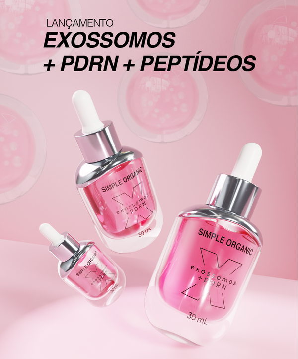 Simple Organic: Categoria Exossomos + PDRN + Peptídeos - Exossomos, PDRN e Peptídeos: a regeneração celular a favor da sua pele
A Simple eleva o padrão do skincare com esta tríade de ativos biomiméticos. Exossomos, PDRN e Peptídeos representam o que há de mais avançado em regeneração cutânea, agindo na fonte da vitalidade: a comunicação celular. 
Esta não é uma simples fórmula well-aging, mas um tratamento de alta performance que entrega instruções precisas para que a sua pele se repare, se fortaleça e produza seus próprios componentes essenciais com máxima eficiência. É a ciência da longevidade agindo profundamente no seu rosto.
PDRN: a inovação no DNA vegano do arroz 
Um dos maiores diferenciais da nossa fórmula é a fonte do PDRN. Diferentemente das versões sintéticas ou de origem animal (que historicamente derivam do DNA de salmão), o nosso ativo é 100% vegano, extraído do DNA do arroz.
Esta escolha biotecnológica e sustentável garante a máxima eficácia na regeneração e cicatrização da pele, ao mesmo tempo em que reflete a essência clean beauty da Simple Organic. O PDRN vegano atua como um biomodulador, acelerando a produção de fibroblastos e a síntese de colágeno. Seu uso regular na Solução Exossomos + PDRN + Peptídeos resulta na reparação de peles expostas a fatores de estresse e fotoenvelhecimento.
Exossomos da Centella Asiática: o segredo da skincare coreana
Para potencializar a comunicação celular e a absorção do PDRN, incorporamos os Exossomos da Centella Asiática. Esta tecnologia é um dos pilares da moderna skincare coreana, reconhecida mundialmente por levar ativos a um novo nível de performance e reparação.
Os exossomos funcionam como mensageiros, transportando a informação e os ativos diretamente para o interior das células. Na prática, eles garantem que a nossa solução atue de forma mais inteligente e profunda, resultando em:

Entrega precisa: maximizam a penetração e o aproveitamento do PDRN nas camadas mais internas.

Ação calmante: reforçam as propriedades anti-inflamatórias da Centella, acalmando peles sensíveis ou irritadas.

Super reparo: impulsionam o processo de cicatrização e regeneração celular.

 
Peptídeos: os pilares da sustentação e firmeza
Os Peptídeos, parte essencial deste complexo, são os responsáveis por dar o "recheio" e a estrutura que a pele naturalmente perde com o tempo. Eles atuam como micro-sinais, estimulando o fibroblasto, a célula produtora de colágeno, a voltar a trabalhar ativamente, aumentando a densidade e a elasticidade.
O resultado não é apenas superficial, mas sim uma melhora na qualidade estrutural da derme. A ação combinada com o PDRN e os Exossomos garante um efeito lifting progressivo, suavizando o contorno facial e reduzindo a flacidez. Esta fórmula é, portanto, um investimento direto na arquitetura da sua pele.
Estratégias de combinação e otimização
O grande diferencial da Solução Exossomos + PDRN + Peptídeos é sua versatilidade, permitindo que ela se integre perfeitamente a qualquer rotina de tratamento, intensificando os resultados dos seus ativos complementares. 
Ela atua como um tratamento base de regeneração, funcionando como um potente catalisador para outras Soluções, o que permite personalizar o tratamento de acordo com a sua necessidade principal.
Para o tratamento mais inteligente, a Simple Organic oferece kits que garantem a sinergia dos ativos, maximizando a potência do seu skincare:
 


Kit Solução PDRN + Solução Niacinamida: foco em poros e controle de oleosidade.


Kit Solução PDRN + Balm de Olhos: hidratação e firmeza na área delicada dos olhos.


Kit Solução PDRN + Solução Gaba + Gaba Hydra Glow Ritual: potencializa o efeito lifting e a hidratação profunda.


Kit Solução PDRN + Solução Oxyresveratrol: defesa antioxidante e clareamento de manchas.


Kit Solução PDRN + Solução Vitamina C: intensifica a luminosidade e a proteção contra radicais livres.


Kit Solução PDRN + Solução Super Balm Antissinais: tratamento completo para sinais avançados de envelhecimento.


Kit Solução PDRN + Solução Retinol-Like: renovação celular e firmeza sem sensibilidade.


Kit Solução PDRN + Solução Hero + Hero Hydra Glow Ritual: para uma rotina de skincare heroica de revitalização e hidratação.


 
Eleve sua rotina ao patamar da tecnologia celular mais avançada. Descubra as soluções com Exossomos, PDRN e Peptídeos e invista na regeneração profunda que reescreve a história da sua pele com firmeza, densidade e longevidade. Adicione o futuro do skincare ao seu carrinho hoje! 